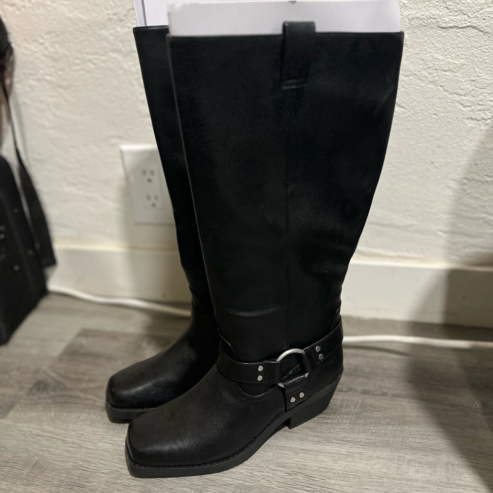 Oakley Black Heeled Boots Classic Design